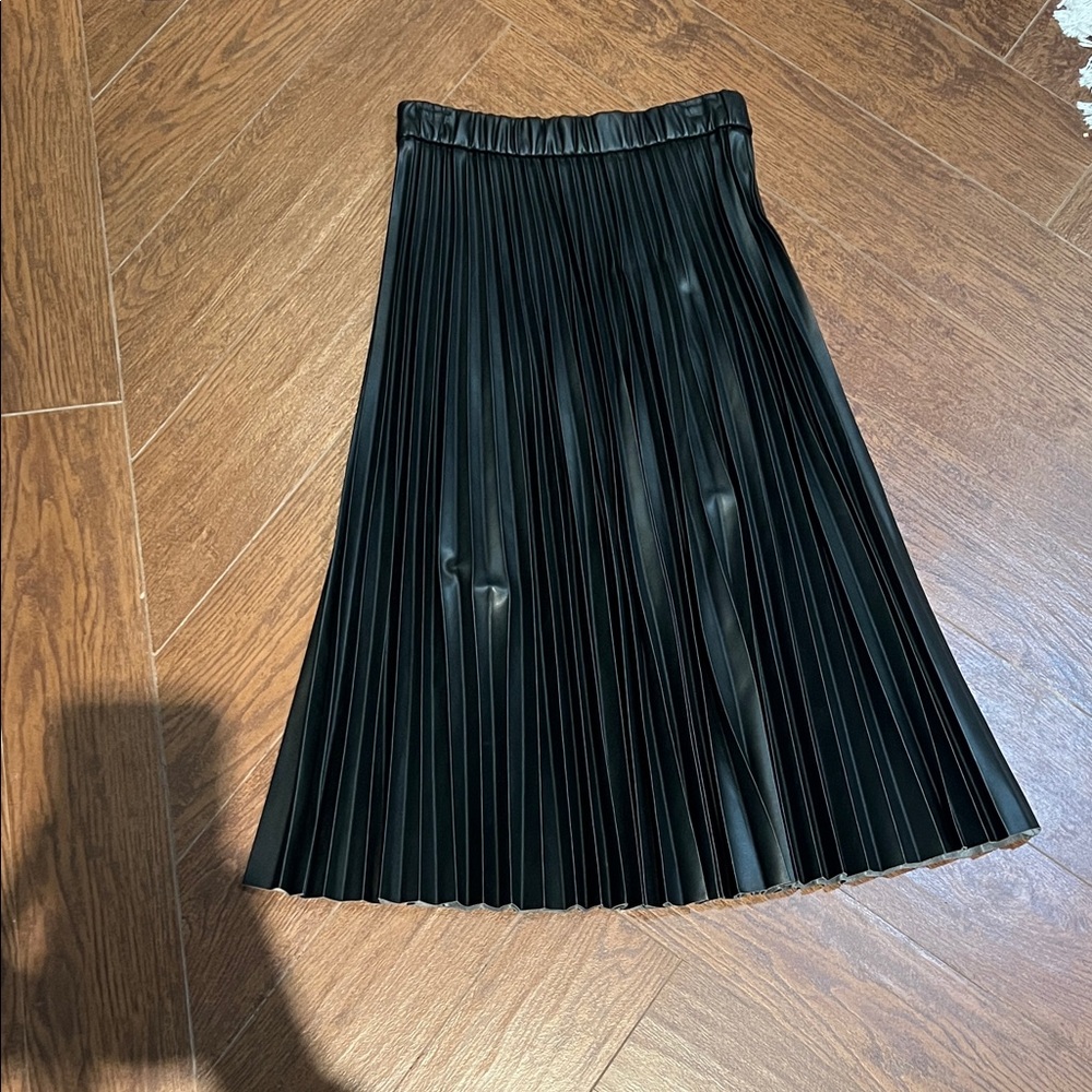 House of Harlow 1960 Black Pleated Faux-Leather Midi Skirt